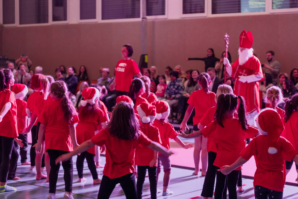 Kinder bei Turnübungen