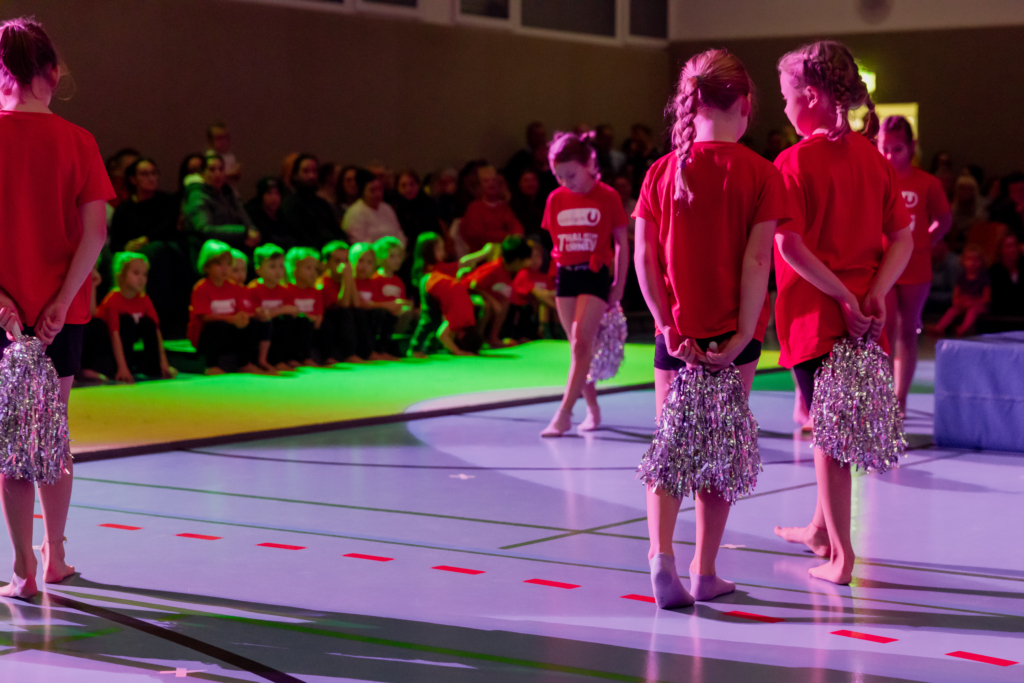 Kinder bei Turnübungen