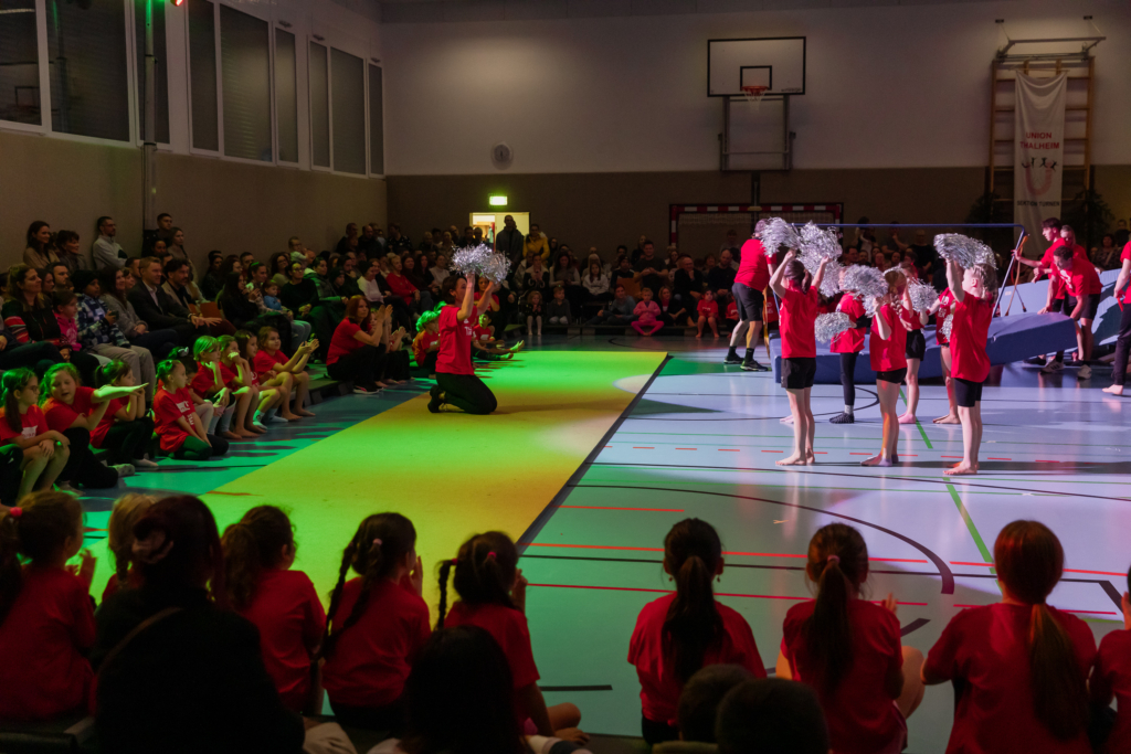 Kinder bei Turnübungen