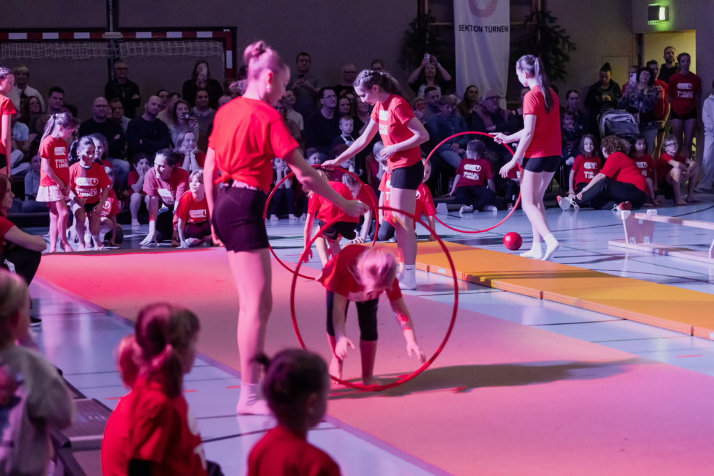 Kinder bei Turnübungen