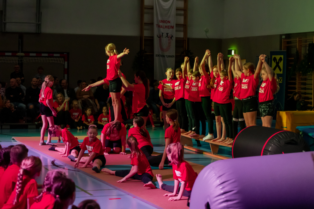 Kinder bei Turnübungen