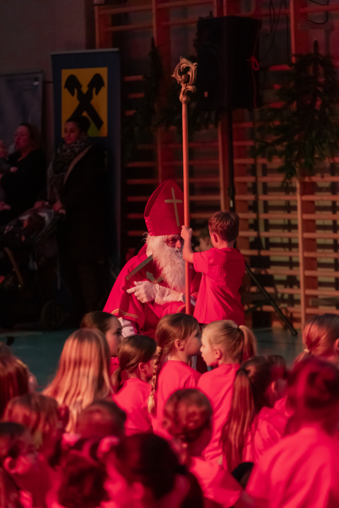 Der Nikolaus redet mit einem Kind